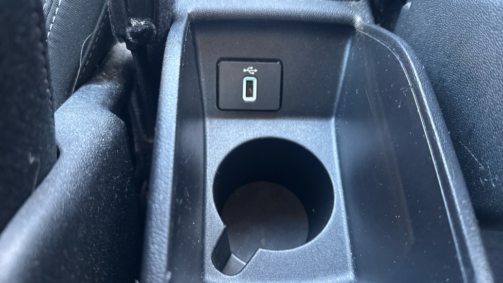 Ford Fiesta 1.1 Zetec 5dr Petrol Hatchback - Image 29