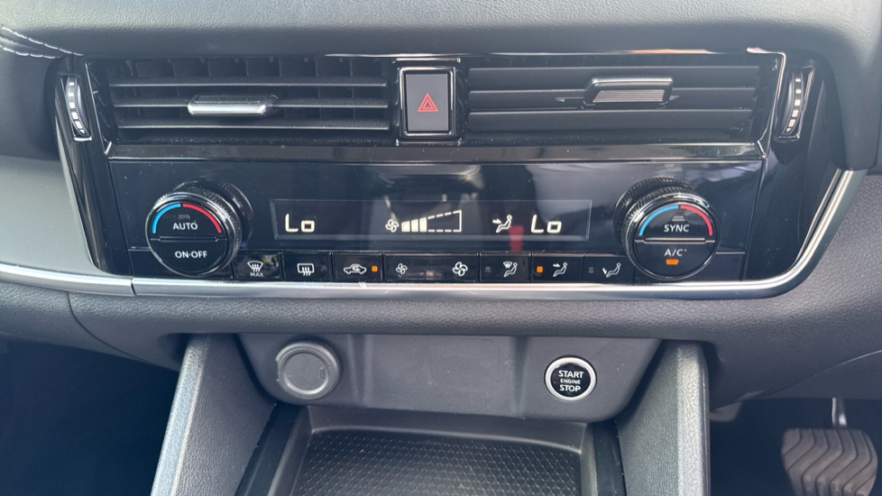 Nissan Qashqai 1.3 DiG-T MH 158 Acenta Premium 5dr Xtronic Petrol Hatchback - Image 29