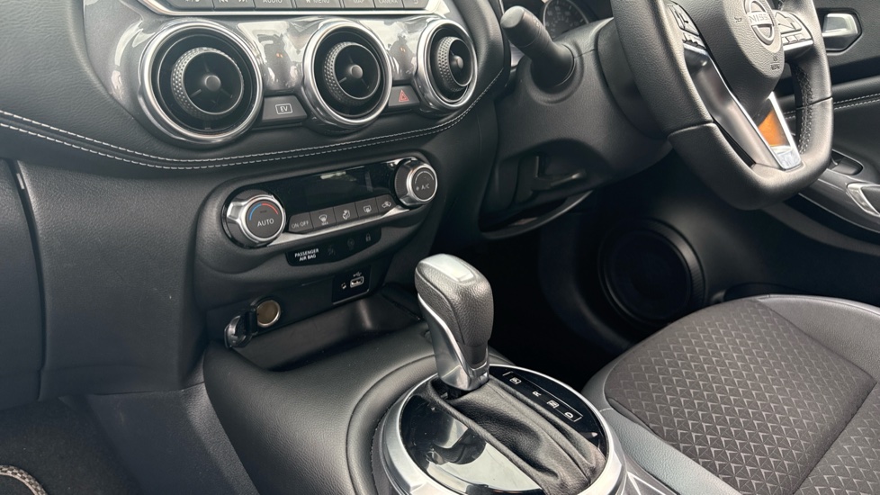 Nissan Juke 1.6 Hybrid N-Connecta 5dr Auto Hybrid Hatchback - Image 13