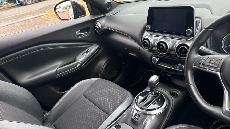 Nissan Juke 1.6 Hybrid N-Connecta 5dr Auto Hybrid Hatchback - Image 14