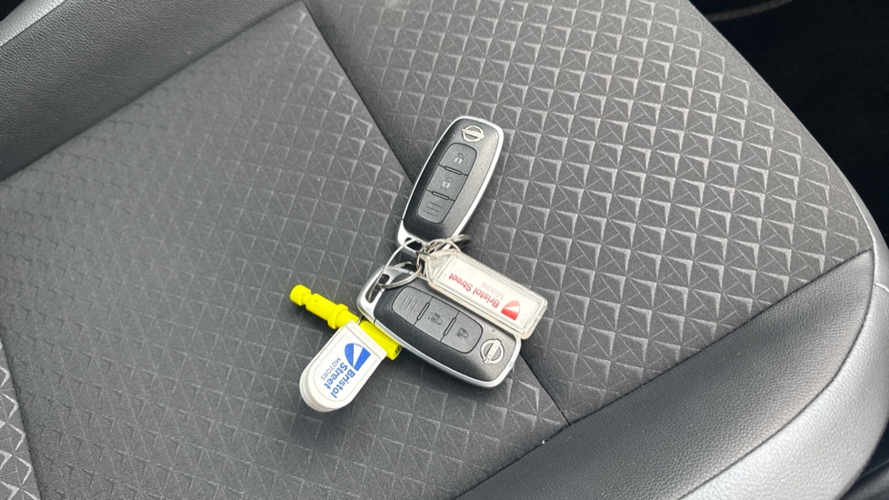 Nissan Juke 1.6 Hybrid N-Connecta 5dr Auto Hybrid Hatchback - Image 19