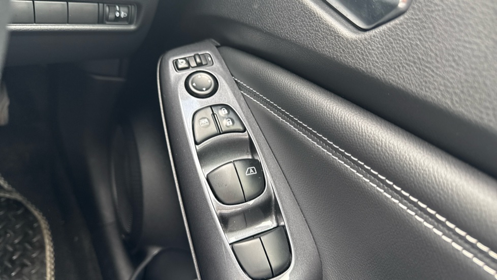 Nissan Juke 1.6 Hybrid N-Connecta 5dr Auto Hybrid Hatchback - Image 21