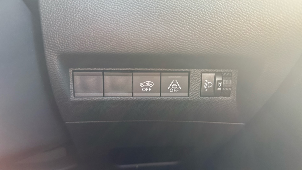 Peugeot 2008 100kW Allure Premium 50kWh 5dr Auto Electric Estate - Image 26
