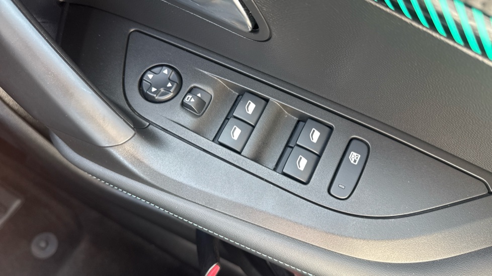 Peugeot 2008 100kW Allure Premium 50kWh 5dr Auto Electric Estate - Image 27