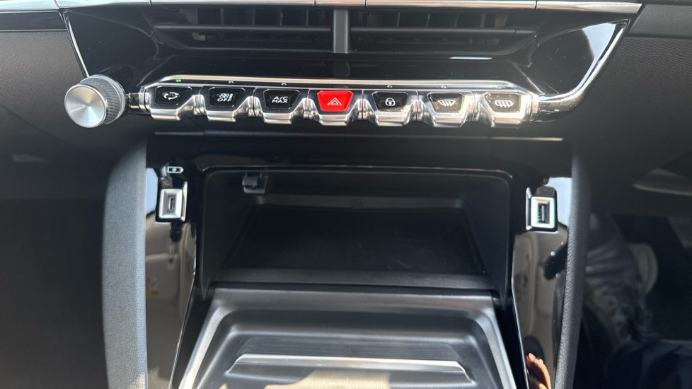 Peugeot 2008 100kW Allure Premium 50kWh 5dr Auto Electric Estate - Image 29