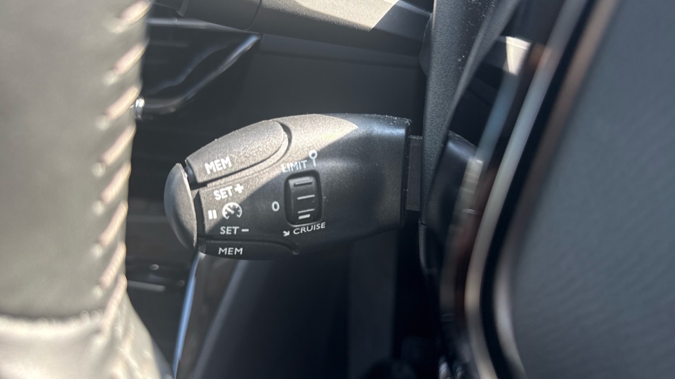 Peugeot 2008 100kW Allure Premium 50kWh 5dr Auto Electric Estate - Image 30
