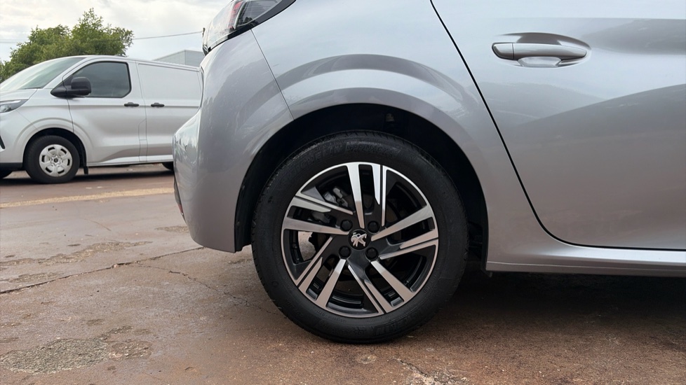 Peugeot 208 1.2 PureTech 100 Allure Premium 5dr Petrol Hatchback - Image 7
