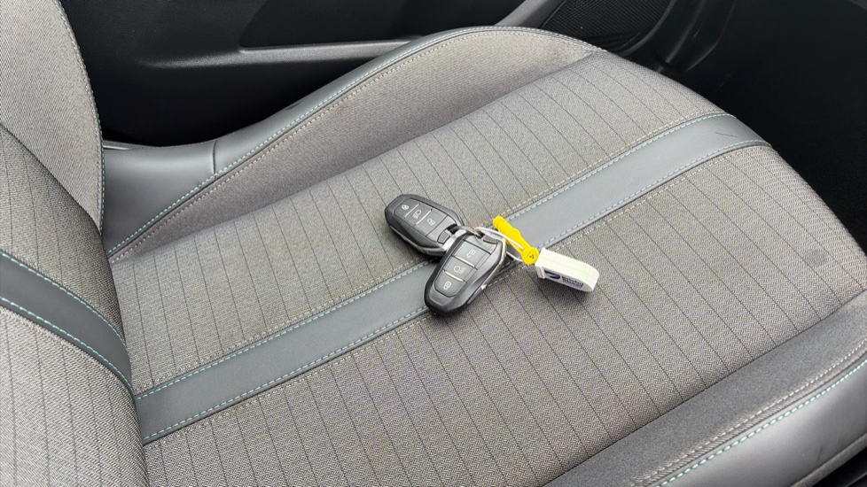 Peugeot 208 1.2 PureTech 100 Allure Premium 5dr Petrol Hatchback - Image 20
