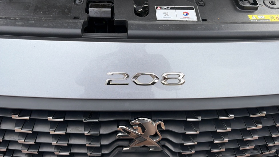 Peugeot 208 1.2 PureTech 100 Allure Premium 5dr Petrol Hatchback - Image 21