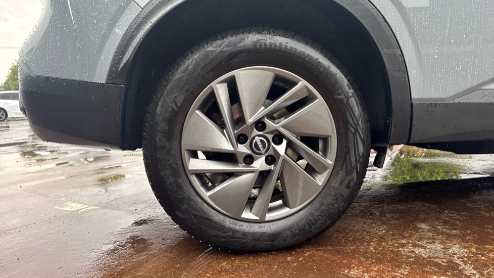 Nissan Qashqai 1.3 DiG-T MH Acenta Premium 5dr Petrol Hatchback - Image 7