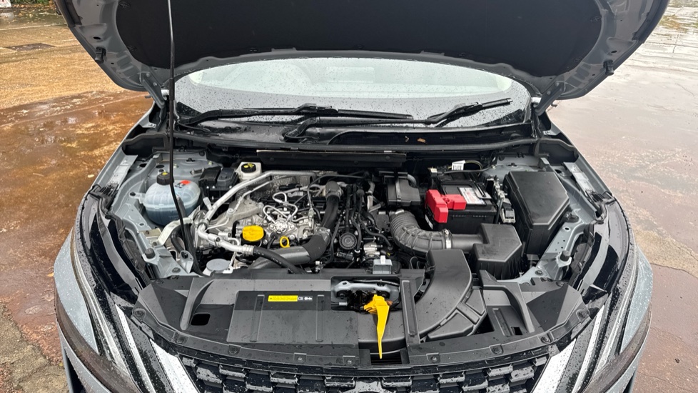 Nissan Qashqai 1.3 DiG-T MH Acenta Premium 5dr Petrol Hatchback - Image 8