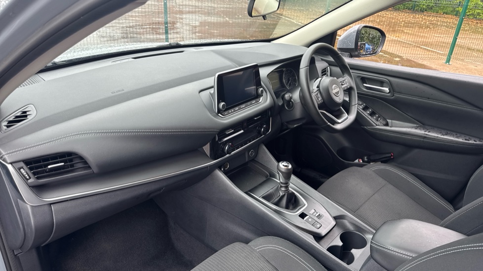 Nissan Qashqai 1.3 DiG-T MH Acenta Premium 5dr Petrol Hatchback - Image 9