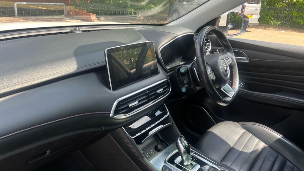 MG HS 1.5 T-GDI Exclusive 5dr DCT Petrol Hatchback - Image 9