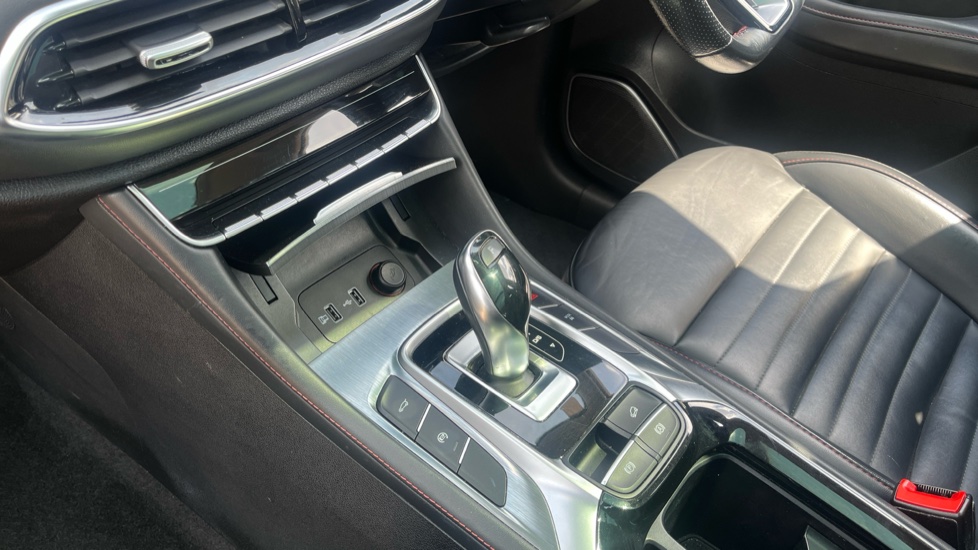 MG HS 1.5 T-GDI Exclusive 5dr DCT Petrol Hatchback - Image 13