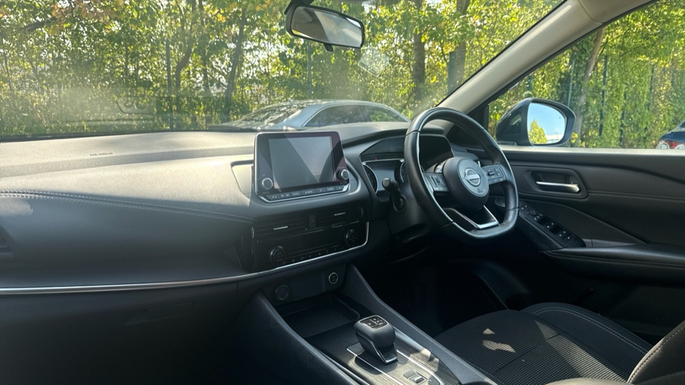 Nissan Qashqai 1.3 DiG-T MH 158 Acenta Premium 5dr Xtronic Petrol Hatchback - Image 9
