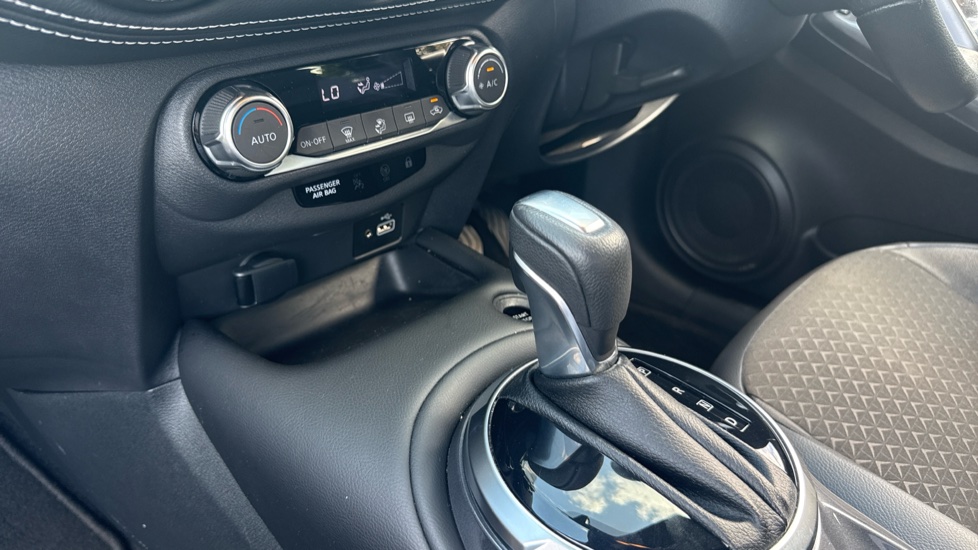Nissan Juke 1.6 Hybrid N-Connecta 5dr Auto Hybrid Hatchback - Image 13