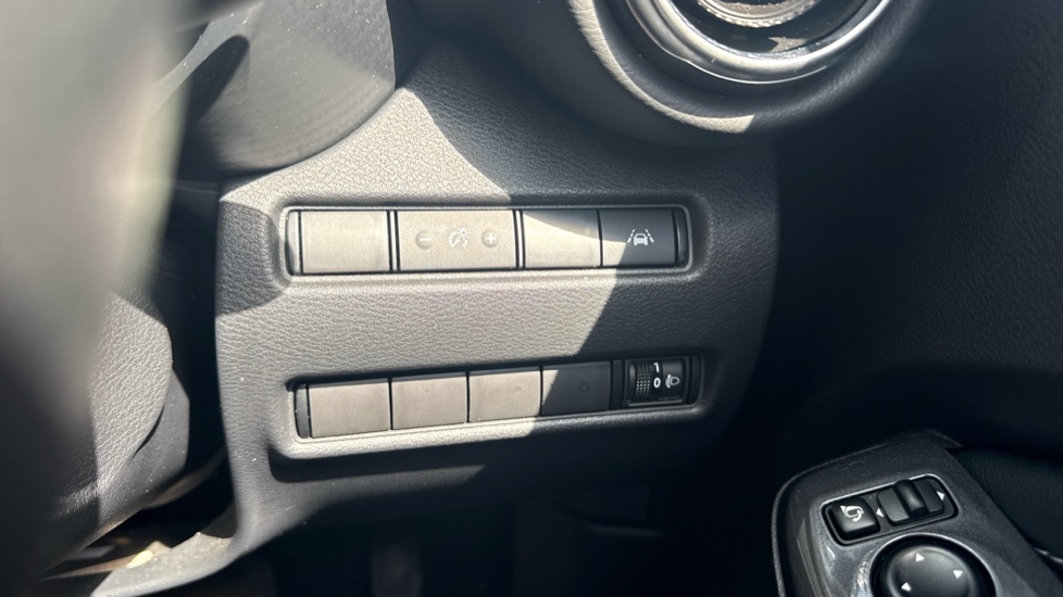 Nissan Juke 1.6 Hybrid N-Connecta 5dr Auto Hybrid Hatchback - Image 22