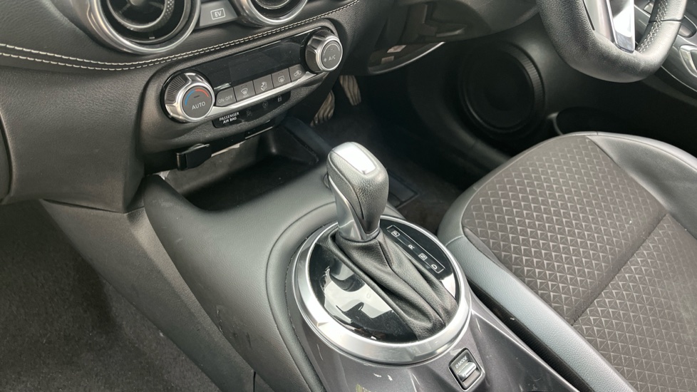 Nissan Juke 1.6 Hybrid N-Connecta 5dr Auto Hybrid Hatchback - Image 13