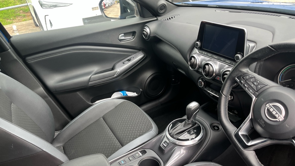 Nissan Juke 1.6 Hybrid N-Connecta 5dr Auto Hybrid Hatchback - Image 14