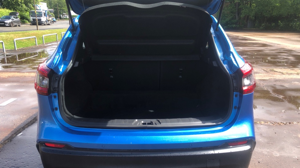 Nissan Qashqai 1.3 DiG-T 160 Acenta Premium 5dr DCT Petrol Hatchback - Image 4