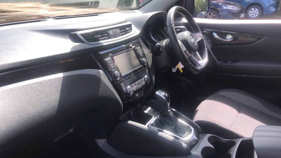 Nissan Qashqai 1.3 DiG-T 160 Acenta Premium 5dr DCT Petrol Hatchback - Image 9