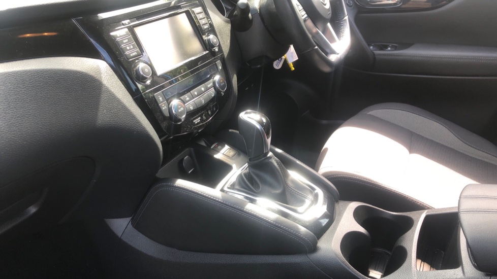 Nissan Qashqai 1.3 DiG-T 160 Acenta Premium 5dr DCT Petrol Hatchback - Image 13