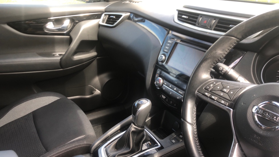 Nissan Qashqai 1.3 DiG-T 160 Acenta Premium 5dr DCT Petrol Hatchback - Image 14