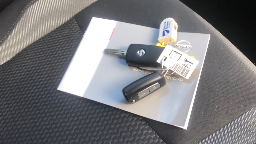 Nissan Qashqai 1.3 DiG-T 160 Acenta Premium 5dr DCT Petrol Hatchback - Image 19