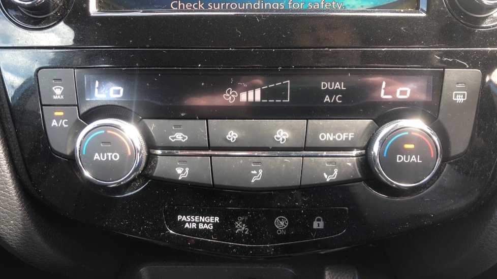 Nissan Qashqai 1.3 DiG-T 160 Acenta Premium 5dr DCT Petrol Hatchback - Image 23