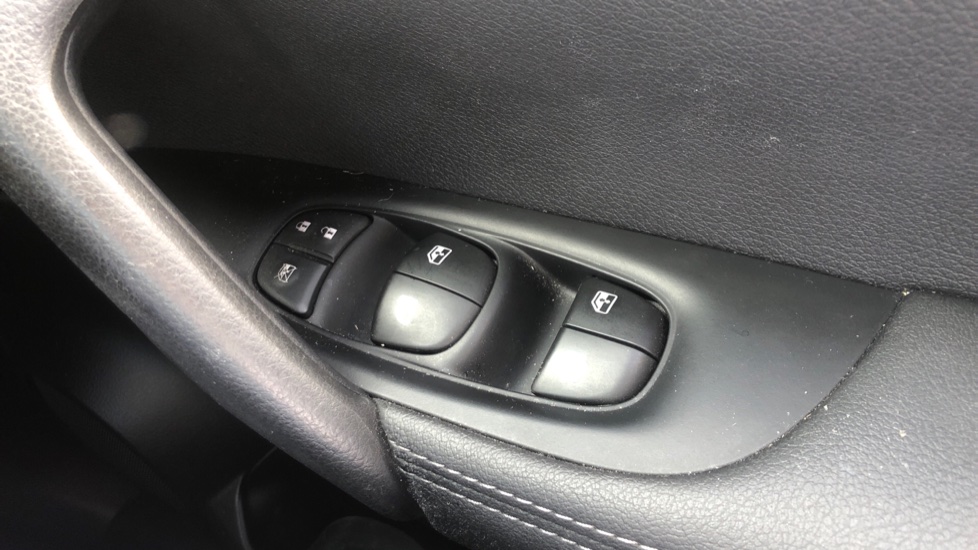 Nissan Qashqai 1.3 DiG-T 160 Acenta Premium 5dr DCT Petrol Hatchback - Image 24