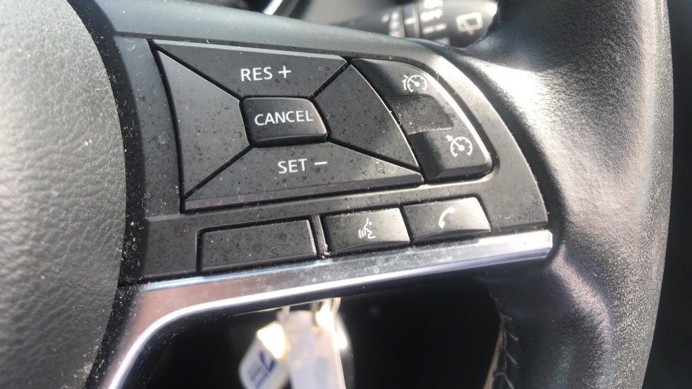 Nissan Qashqai 1.3 DiG-T 160 Acenta Premium 5dr DCT Petrol Hatchback - Image 26