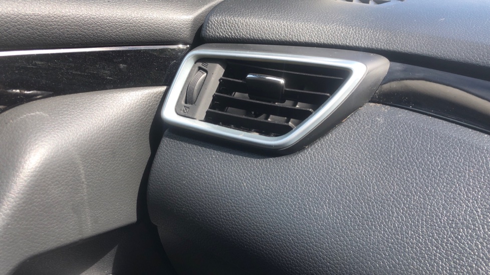 Nissan Qashqai 1.3 DiG-T 160 Acenta Premium 5dr DCT Petrol Hatchback - Image 28