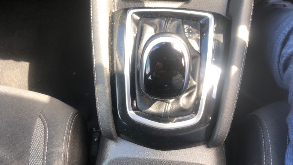 Nissan Qashqai 1.3 DiG-T 160 Acenta Premium 5dr DCT Petrol Hatchback - Image 29