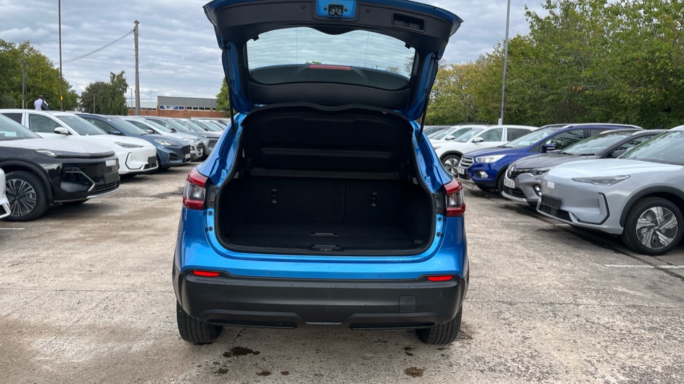 Nissan Qashqai 1.3 DiG-T Acenta Premium 5dr Petrol Hatchback - Image 4