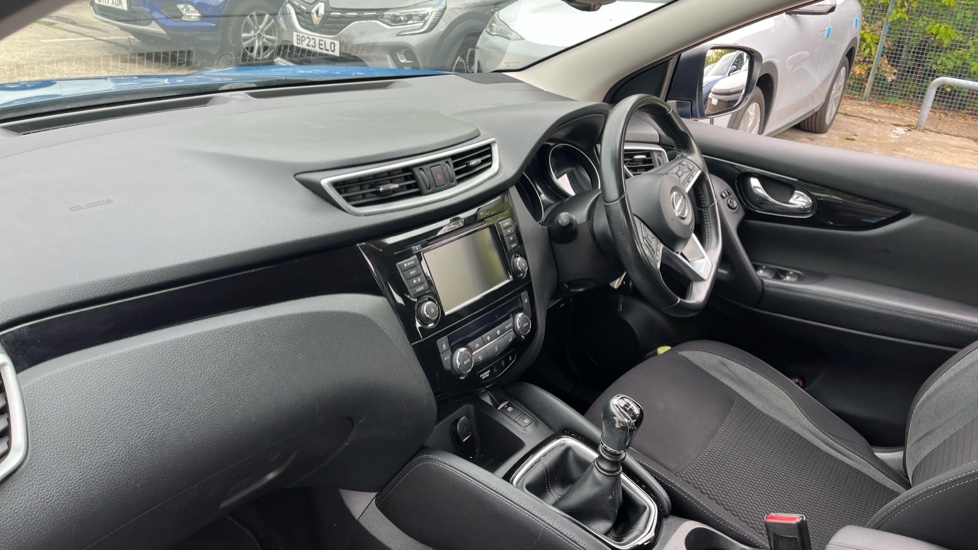 Nissan Qashqai 1.3 DiG-T Acenta Premium 5dr Petrol Hatchback - Image 9