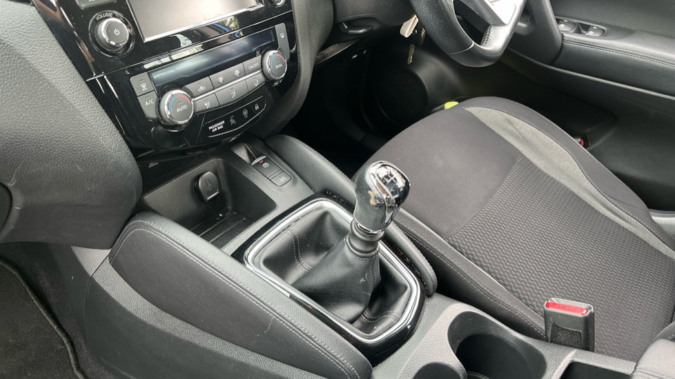 Nissan Qashqai 1.3 DiG-T Acenta Premium 5dr Petrol Hatchback - Image 13