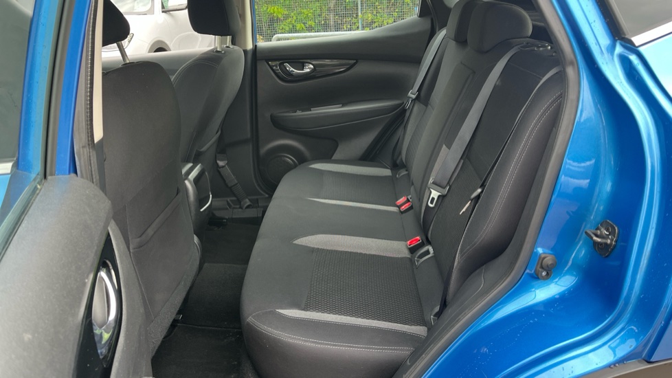 Nissan Qashqai 1.3 DiG-T Acenta Premium 5dr Petrol Hatchback - Image 16