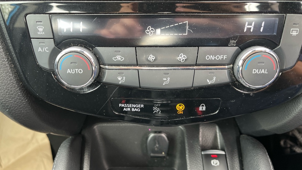 Nissan Qashqai 1.3 DiG-T Acenta Premium 5dr Petrol Hatchback - Image 22