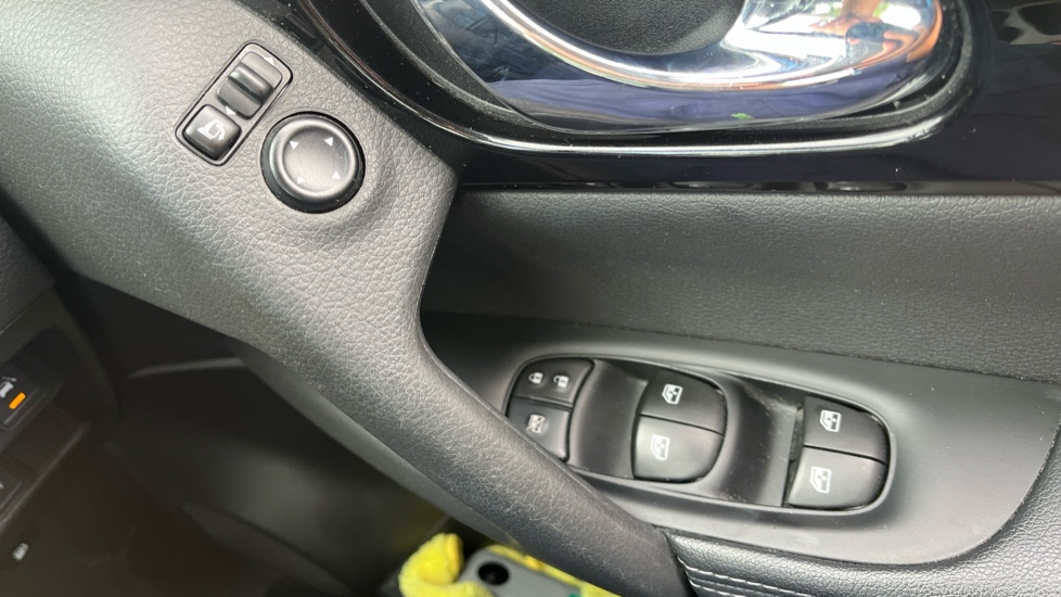 Nissan Qashqai 1.3 DiG-T Acenta Premium 5dr Petrol Hatchback - Image 27