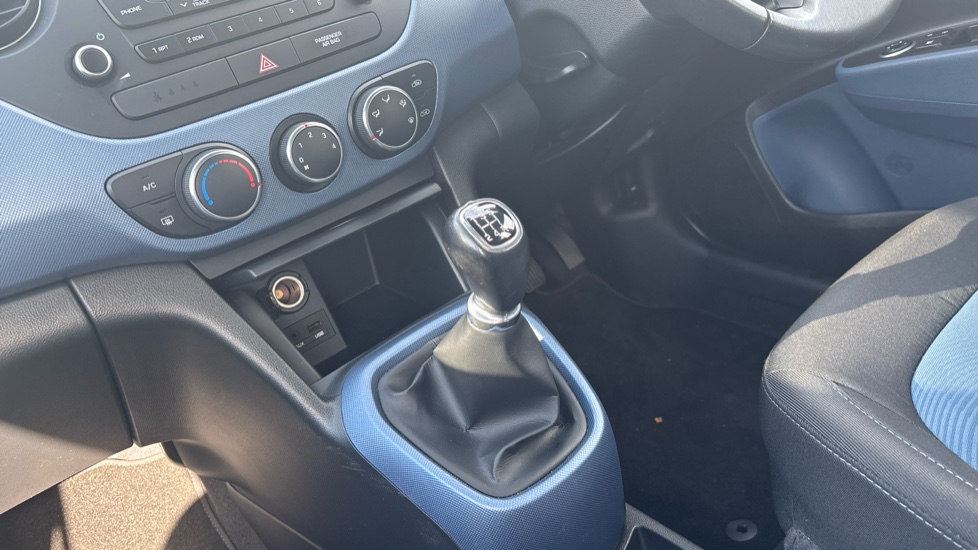 Hyundai i10 1.2 Premium 5dr Petrol Hatchback - Image 13