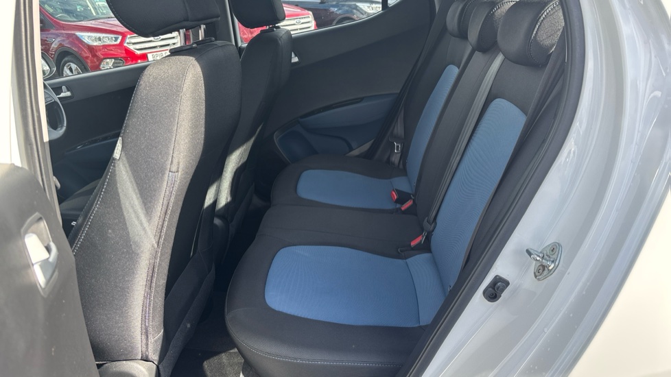Hyundai i10 1.2 Premium 5dr Petrol Hatchback - Image 16