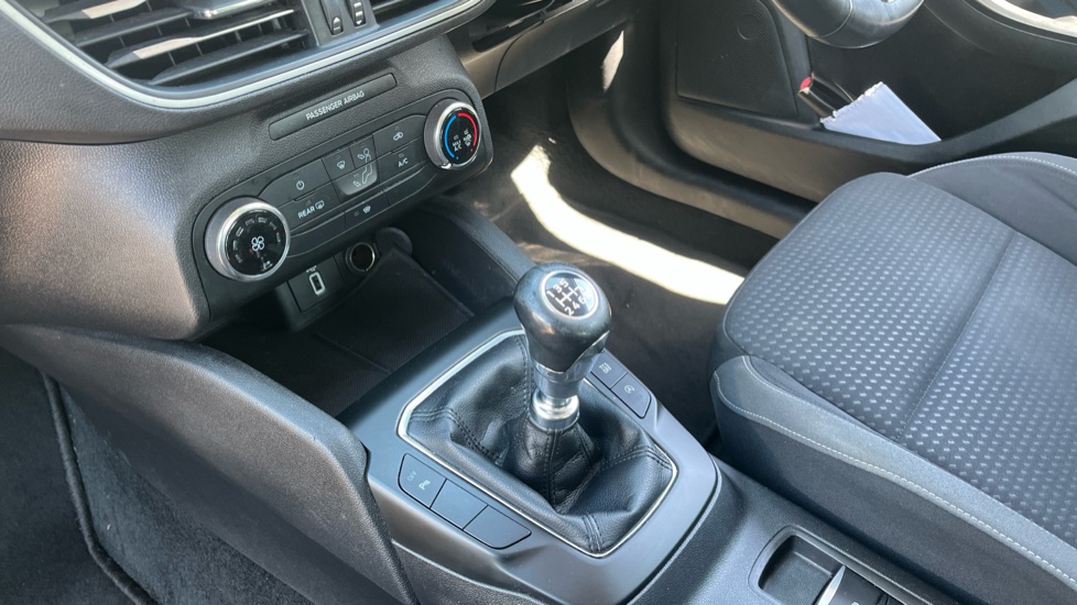 Ford Focus 1.0 EcoBoost 100 Zetec 5dr Petrol Hatchback - Image 13