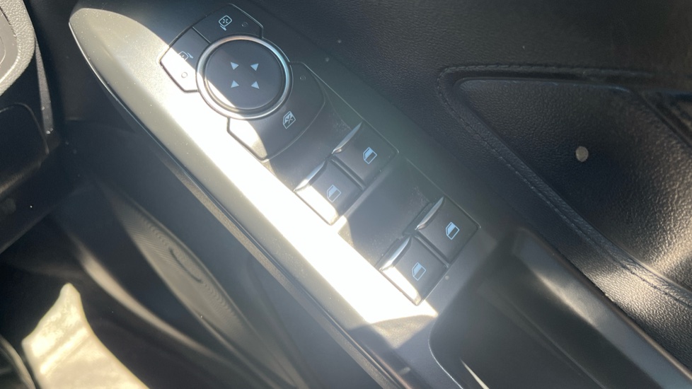 Ford Focus 1.0 EcoBoost 100 Zetec 5dr Petrol Hatchback - Image 30