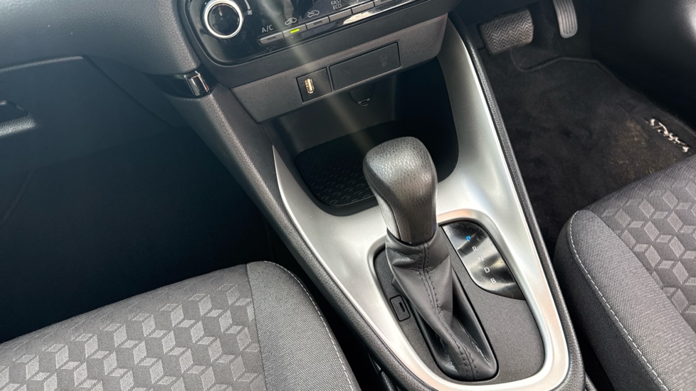 Toyota Yaris 1.5 Hybrid Icon 5dr CVT Hybrid Hatchback - Image 13
