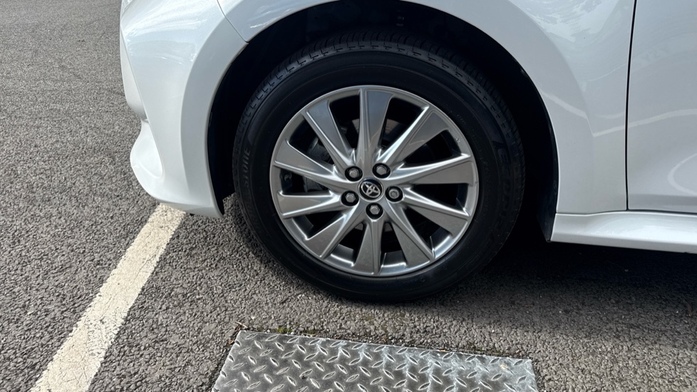 Toyota Yaris 1.5 Hybrid Icon 5dr CVT Hybrid Hatchback - Image 31