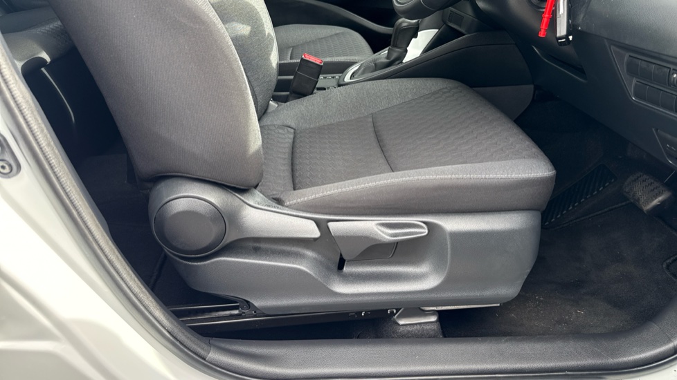 Toyota Yaris 1.5 Hybrid Icon 5dr CVT Hybrid Hatchback - Image 32