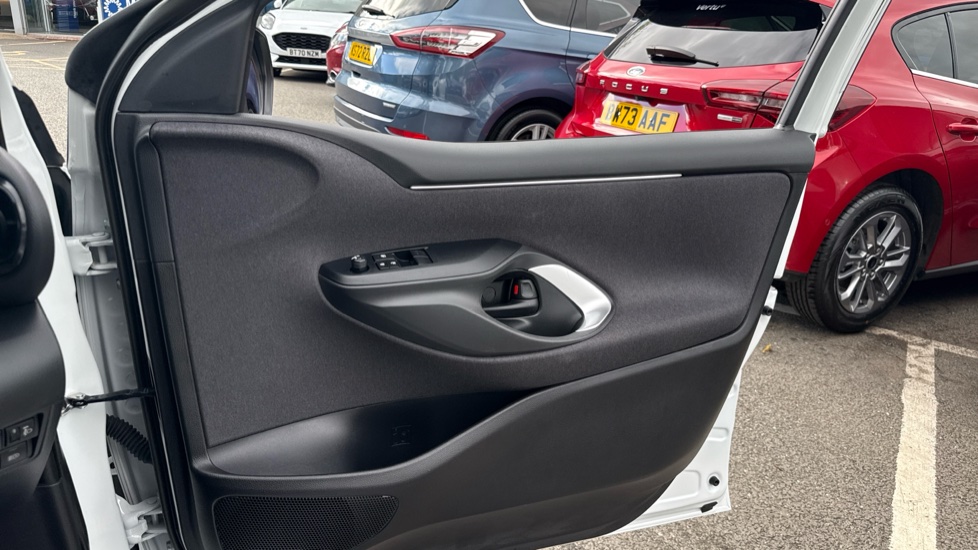 Toyota Yaris 1.5 Hybrid Icon 5dr CVT Hybrid Hatchback - Image 34
