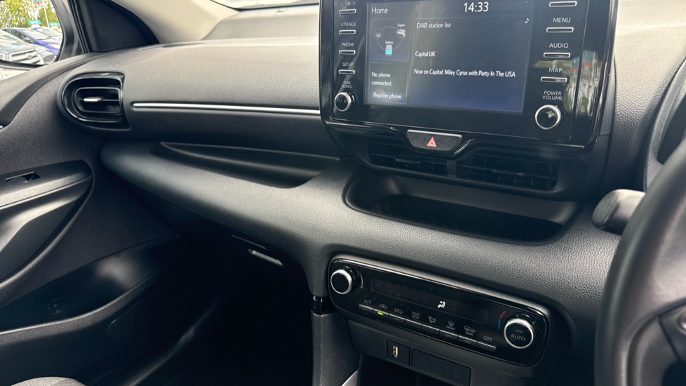 Toyota Yaris 1.5 Hybrid Icon 5dr CVT Hybrid Hatchback - Image 39