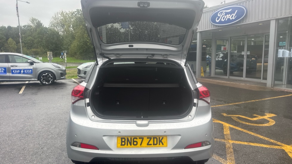 Hyundai i20 1.2 Premium Nav 5dr Petrol Hatchback - Image 4