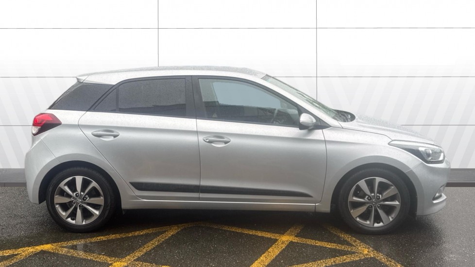 Hyundai i20 1.2 Premium Nav 5dr Petrol Hatchback - Image 5